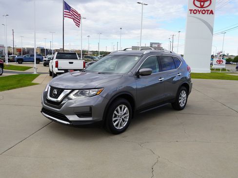 Used 2020 Nissan Rogue SV image 4