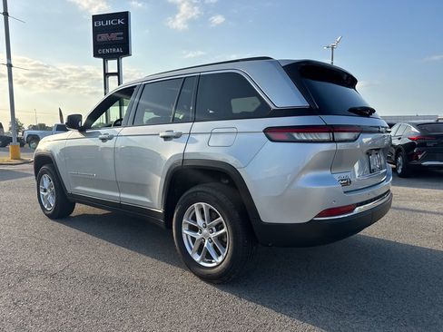 Used 2024 Jeep Grand Cherokee Laredo X w/ Trailer Tow Package AWD/4WD image 4