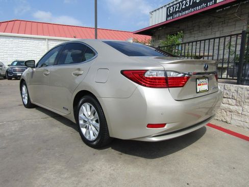 Used 2015 Lexus ES 300h w/ Premium Package w/Bamboo Trim image 3