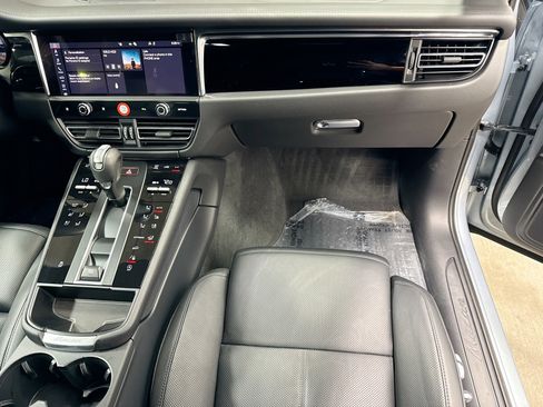 Certified 2026 Porsche Macan AWD/4WD image 18
