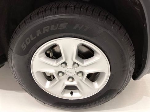 Used 2017 Jeep Grand Cherokee Laredo image 30