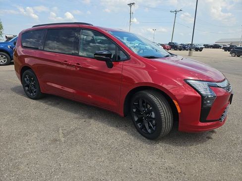 New 2027 Chrysler Pacifica Limited w/ Family Tech Group AWD/4WD image 7