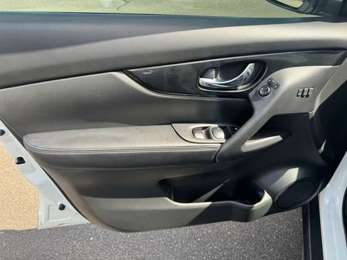 Used 2017 Nissan Rogue SL w/ SL Premium Package FWD image 14