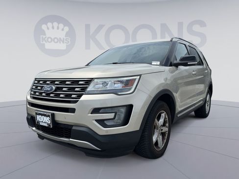 Used 2017 Ford Explorer XLT w/ Equipment Group 202A AWD/4WD image 1