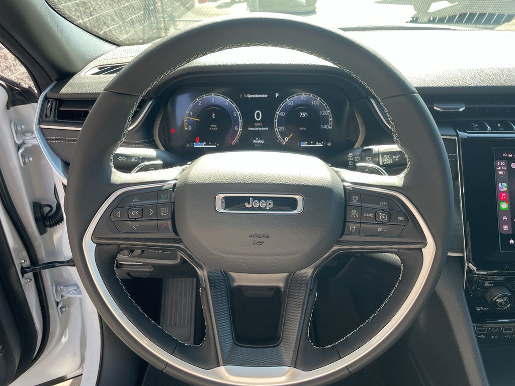 Certified 2025 Jeep Grand Cherokee Altitude AWD/4WD image 11