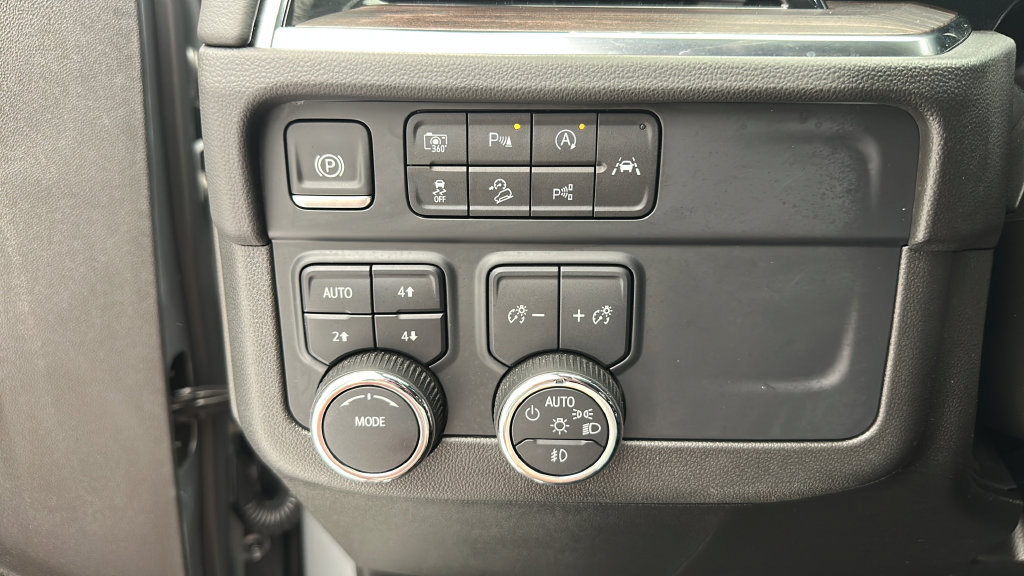 Used 2025 Chevrolet Suburban Z71 AWD/4WD image 18
