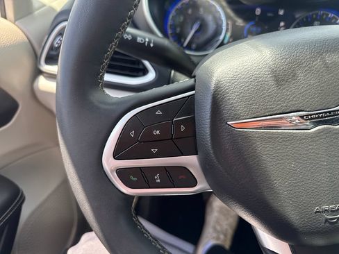 Used 2023 Chrysler Pacifica Touring-L FWD image 32