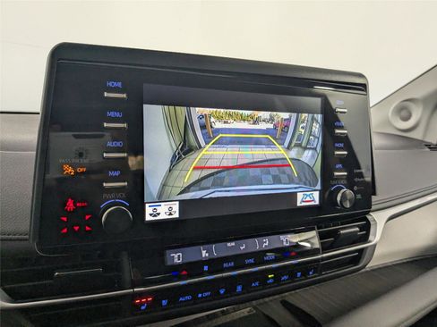 Used 2024 Toyota Sienna Limited image 24