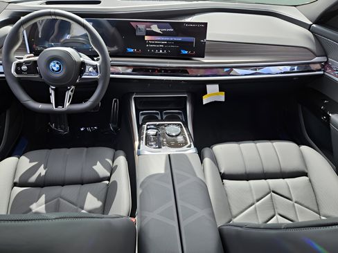 New 2025 BMW i7 xDrive60 image 12