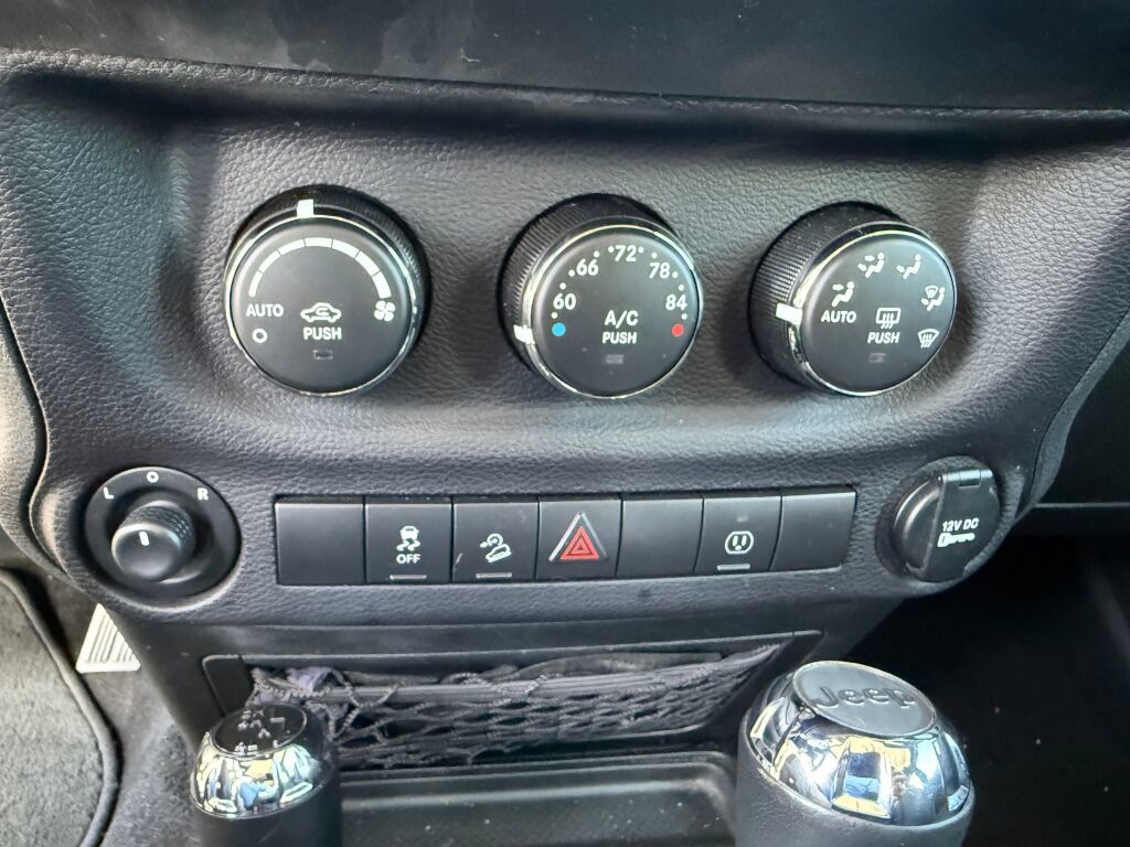 Used 2017 Jeep Wrangler Unlimited Sahara w/ Connectivity Group AWD/4WD image 25
