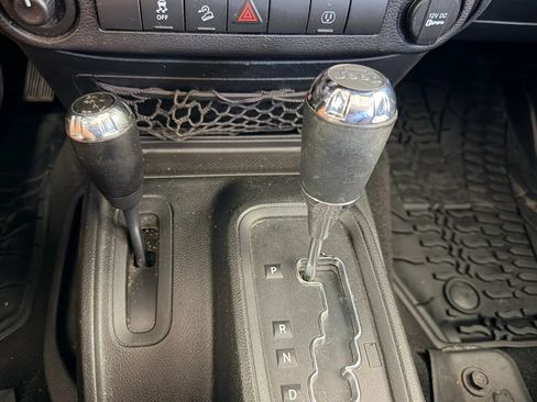 Used 2017 Jeep Wrangler Unlimited Sahara w/ Connectivity Group AWD/4WD image 18