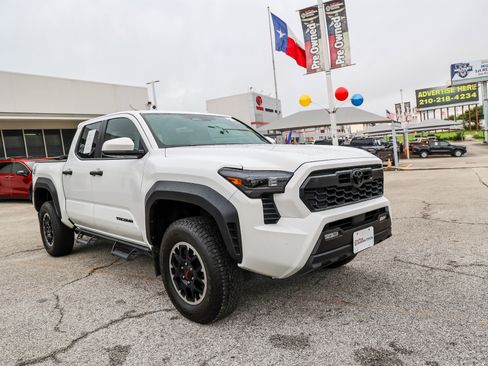 Certified 2024 Toyota Tacoma TRD Off-Road AWD/4WD image 5