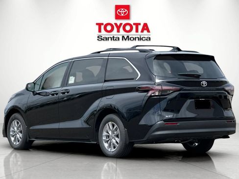 New 2026 Toyota Sienna LE FWD image 5