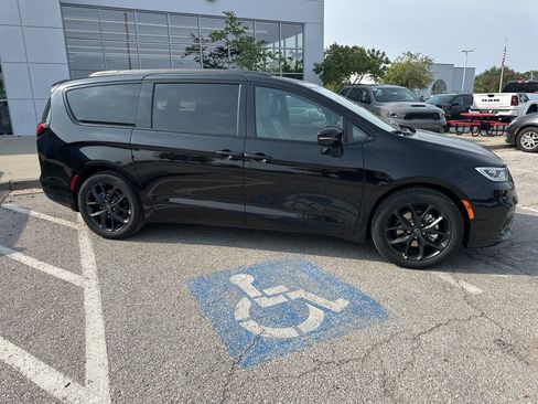 New 2026 Chrysler Pacifica Limited w/ Uconnect Theater Family Group image 38