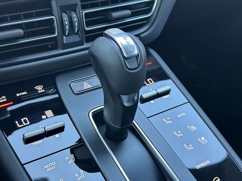 Certified 2025 Porsche Macan AWD/4WD image 24