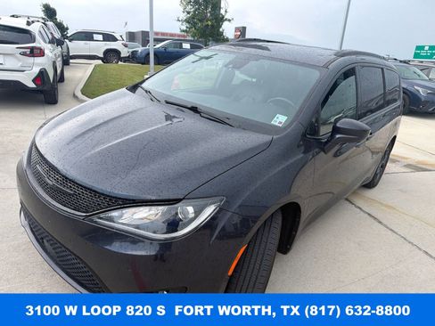 Used 2020 Chrysler Pacifica Touring-L w/ Advanced Safetytec Group FWD image 1