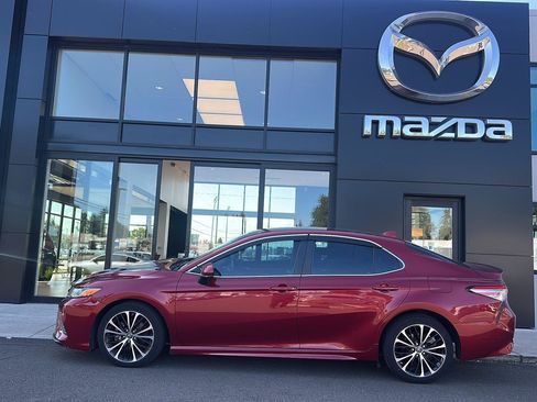 Used 2018 Toyota Camry SE FWD image 1