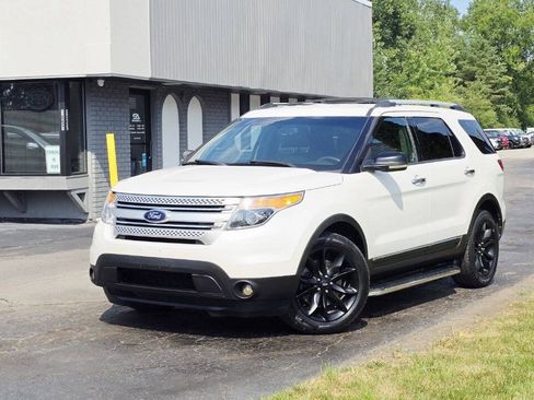 Used 2014 Ford Explorer XLT w/ Equipment Group 202A AWD/4WD image 2