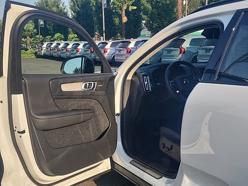 Certified 2023 Volvo XC40 B5 Ultimate w/ Protection Package Premier AWD/4WD image 9