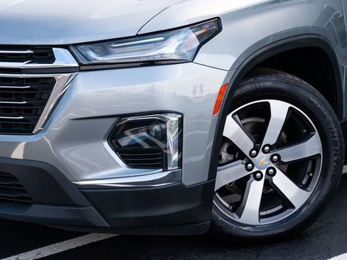 Used 2023 Chevrolet Traverse LT w/ LT Premium Package FWD image 3