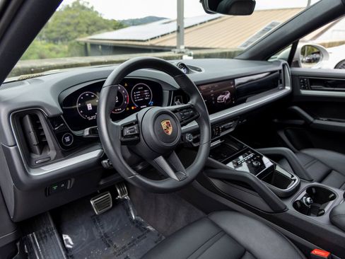 Certified 2025 Porsche Cayenne S image 4