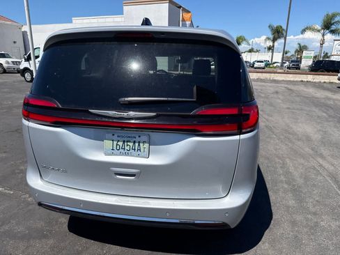 Used 2024 Chrysler Pacifica Touring-L FWD image 15