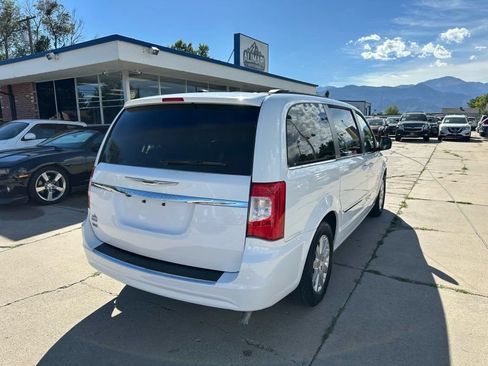 Used 2016 Chrysler Town & Country Touring FWD image 7