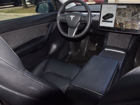 Used 2021 Tesla Model Y Long Range image 16