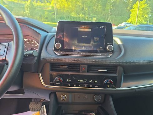 Used 2023 Nissan Rogue SV image 19