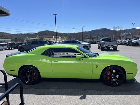 Used 2019 Dodge Challenger SRT Hellcat Redeye image 4