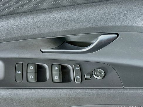 Used 2021 Hyundai Elantra SE FWD image 21