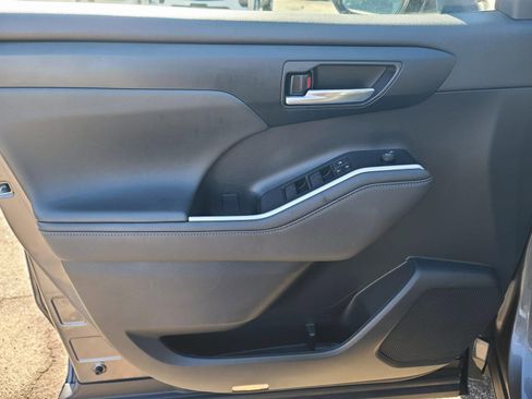 Used 2023 Toyota Highlander XLE image 10