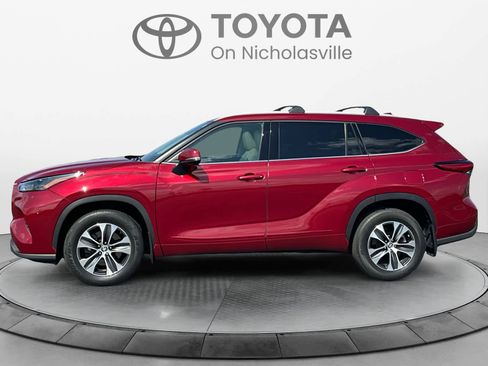 Used 2022 Toyota Highlander XLE image 3