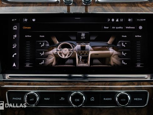 Used 2025 Bentley Bentayga image 26