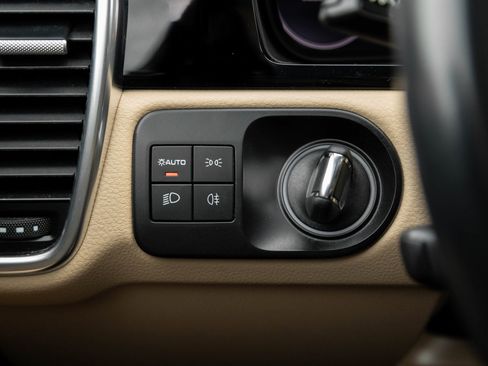 Certified 2022 Porsche Cayenne Platinum Edition image 17