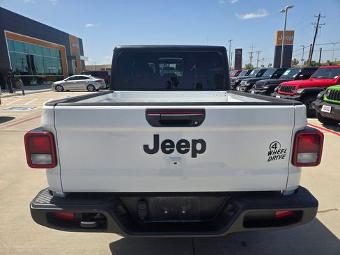 Used 2023 Jeep Gladiator Sport AWD/4WD image 4