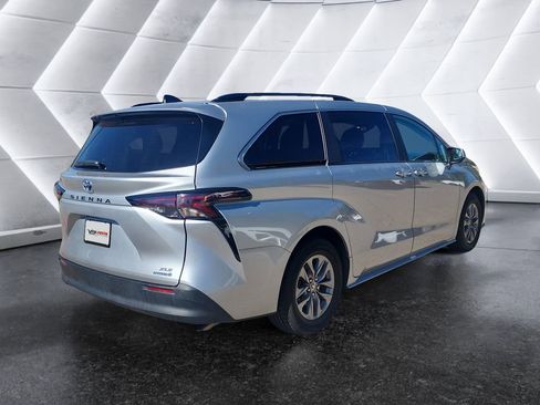 Used 2024 Toyota Sienna XLE image 4