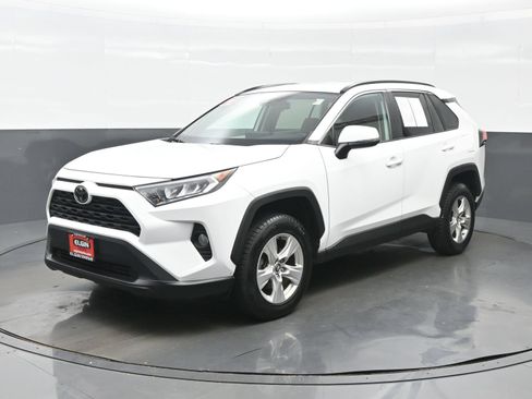 Used 2021 Toyota RAV4 XLE AWD/4WD image 2