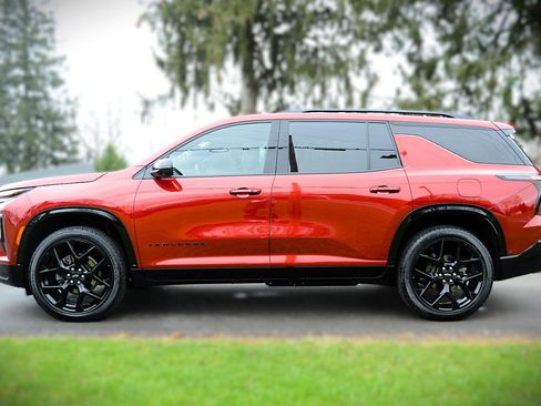 Used 2024 Chevrolet Traverse RS image 8