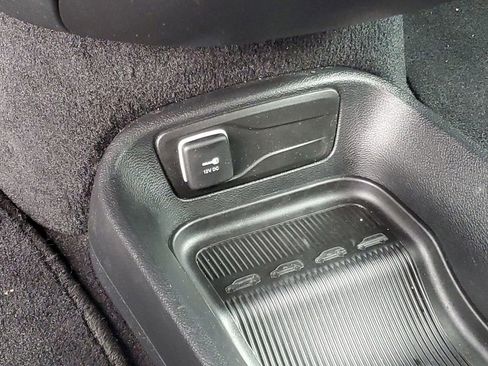 Used 2025 Chrysler Pacifica Select image 22