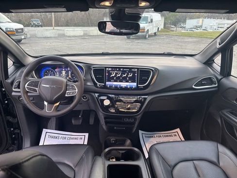 Used 2025 Chrysler Pacifica Select image 22