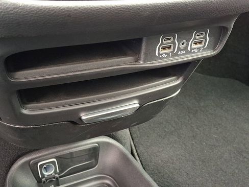 Used 2025 Chrysler Pacifica Select image 27