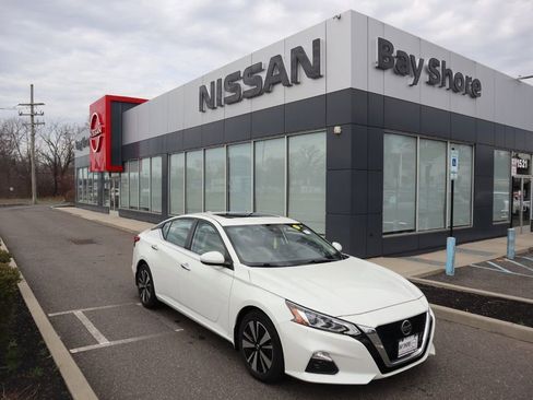 Certified 2022 Nissan Altima 2.5 SV w/ SV Premium Package image 2