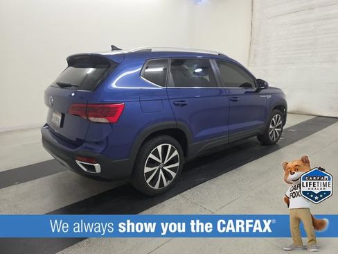 Used 2023 Volkswagen Taos SE w/ Panoramic Sunroof Package FWD image 2