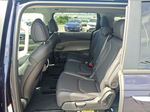 New 2026 Kia Carnival EX FWD image 6