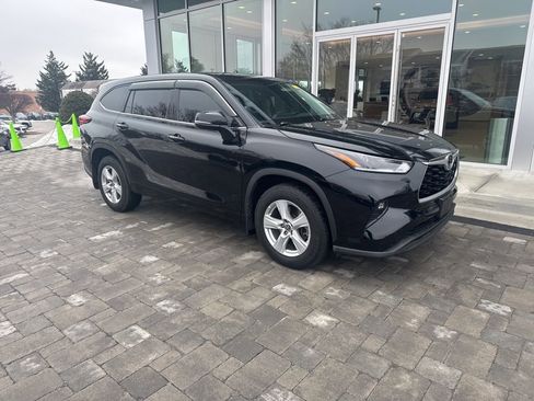 Used 2021 Toyota Highlander LE image 6