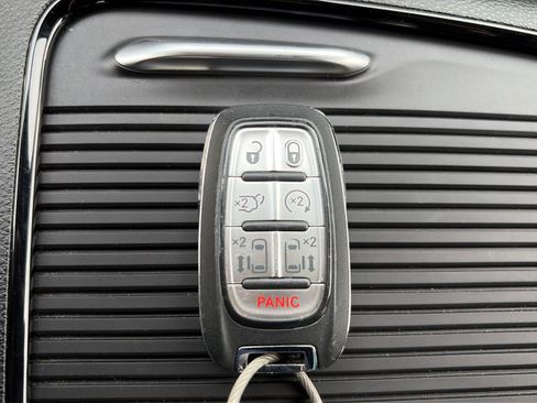 Used 2025 Chrysler Pacifica Limited FWD image 24
