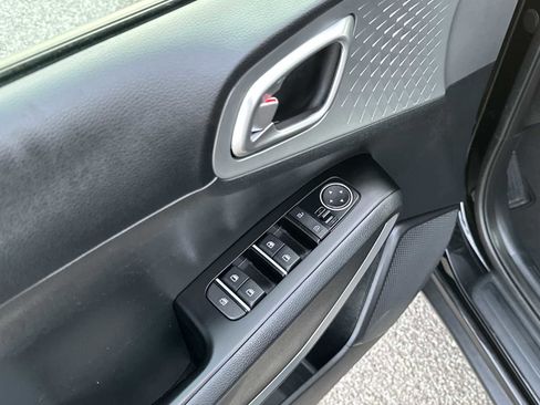 Used 2025 Kia Soul LX w/ LX Technology Package image 16