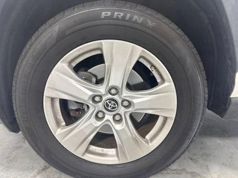 Used 2019 Toyota RAV4 XLE w/ Convenience Package FWD image 11