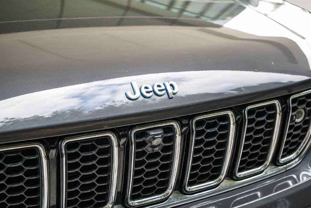 Used 2023 Jeep Grand Cherokee Overland w/ Advanced Protech Group III AWD/4WD image 9